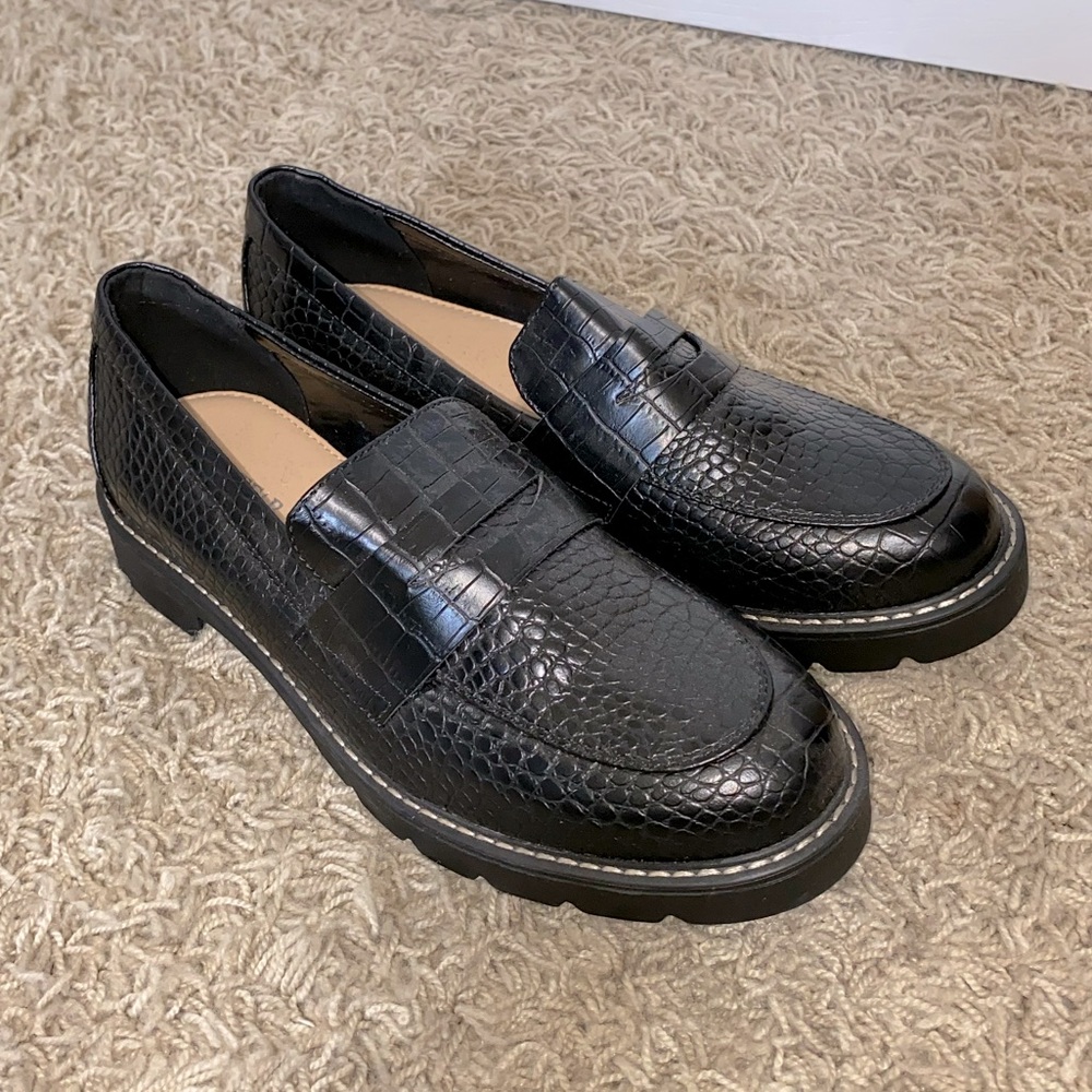 JustFab Black Croc-Embossed Loafers